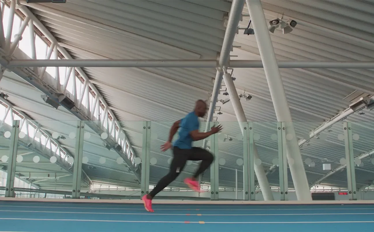 Eugene Amo-Dadzie running on an indoor track