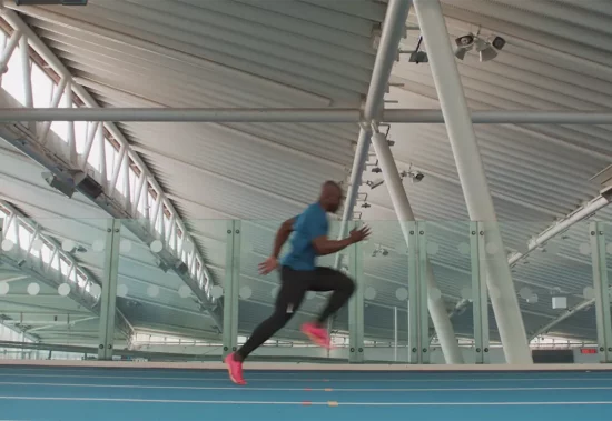 Eugene Amo-Dadzie running on an indoor track